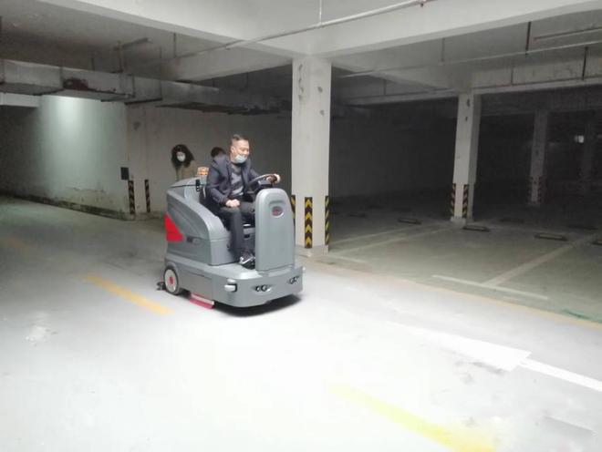 贵港小区物业保洁不用人力改用驾驶式洗地机了